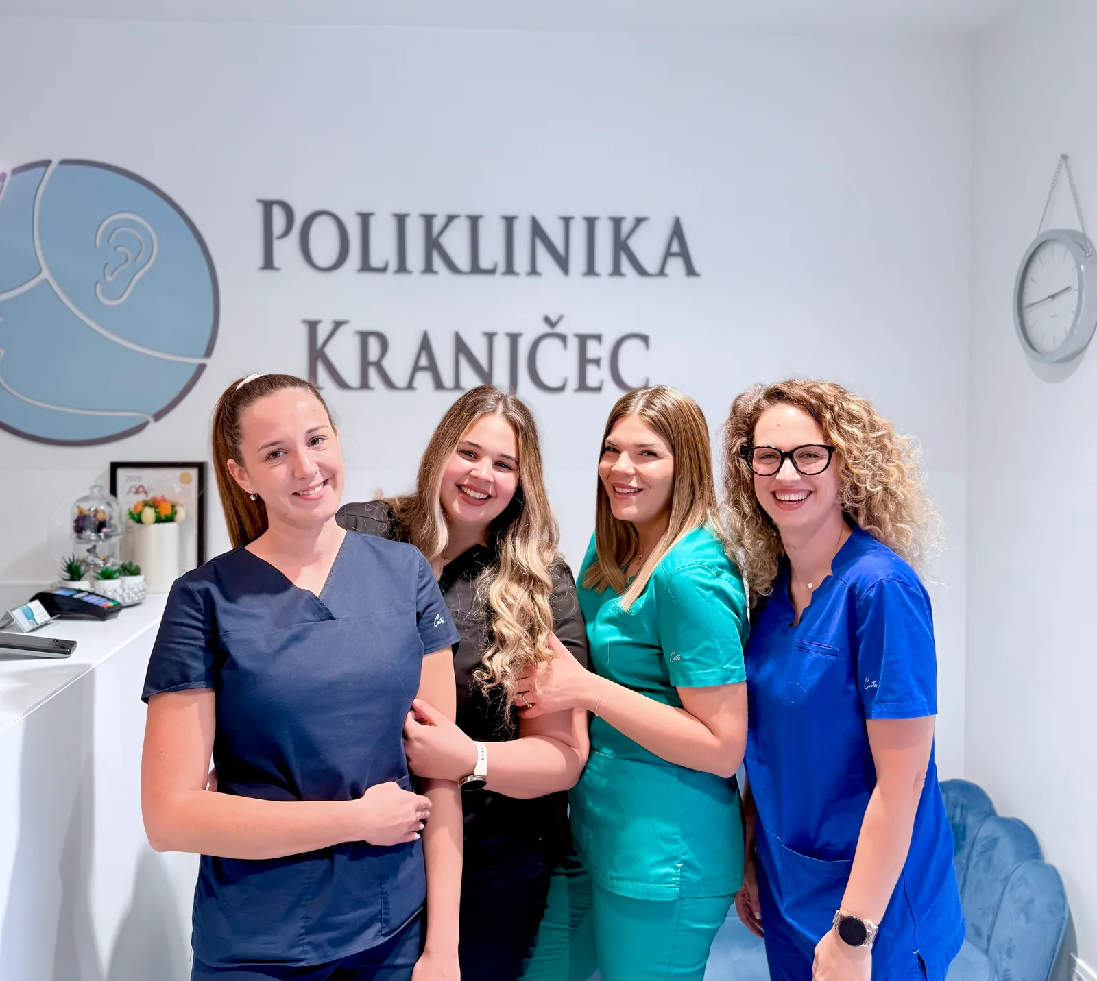 Tim Poliklinike Kranjčec na recepciji, ispred logotipa